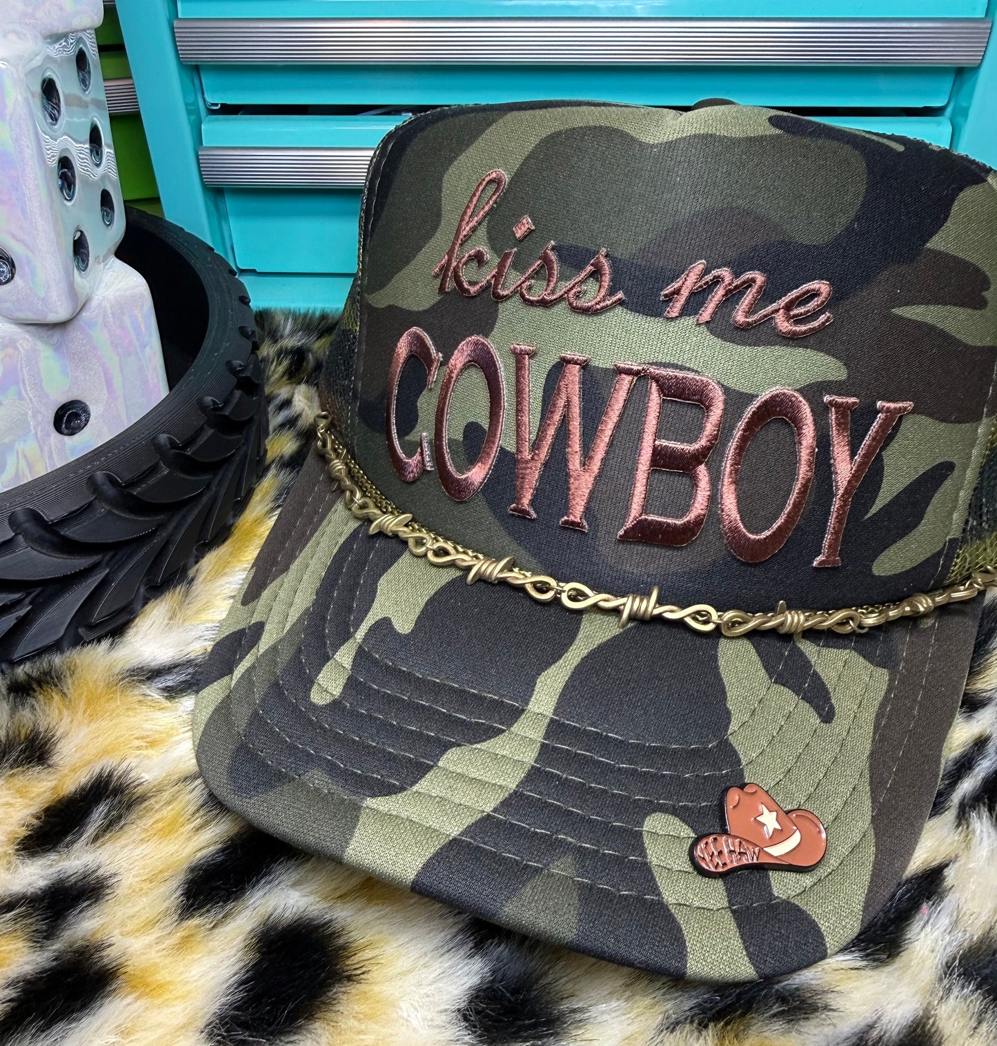 KISS ME COWBOY