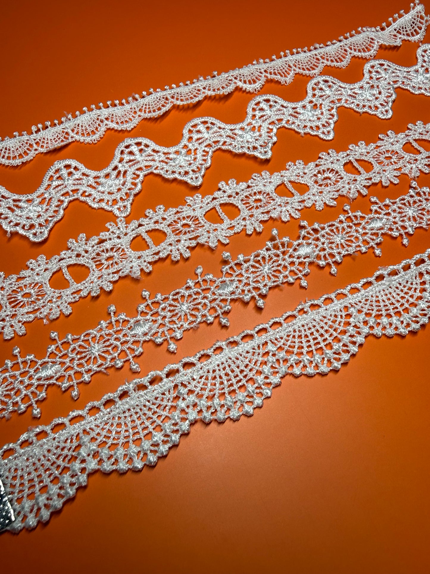 5 WHITE LACE CHAIN BUNDLE