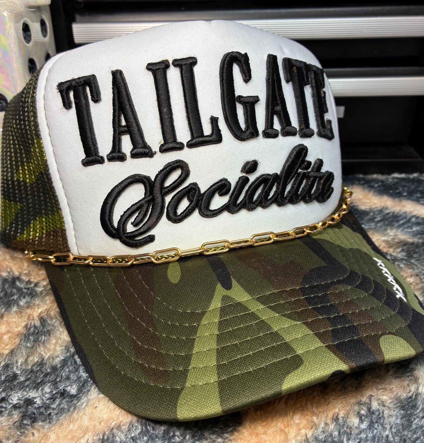 TAILGATE SOCIALITE