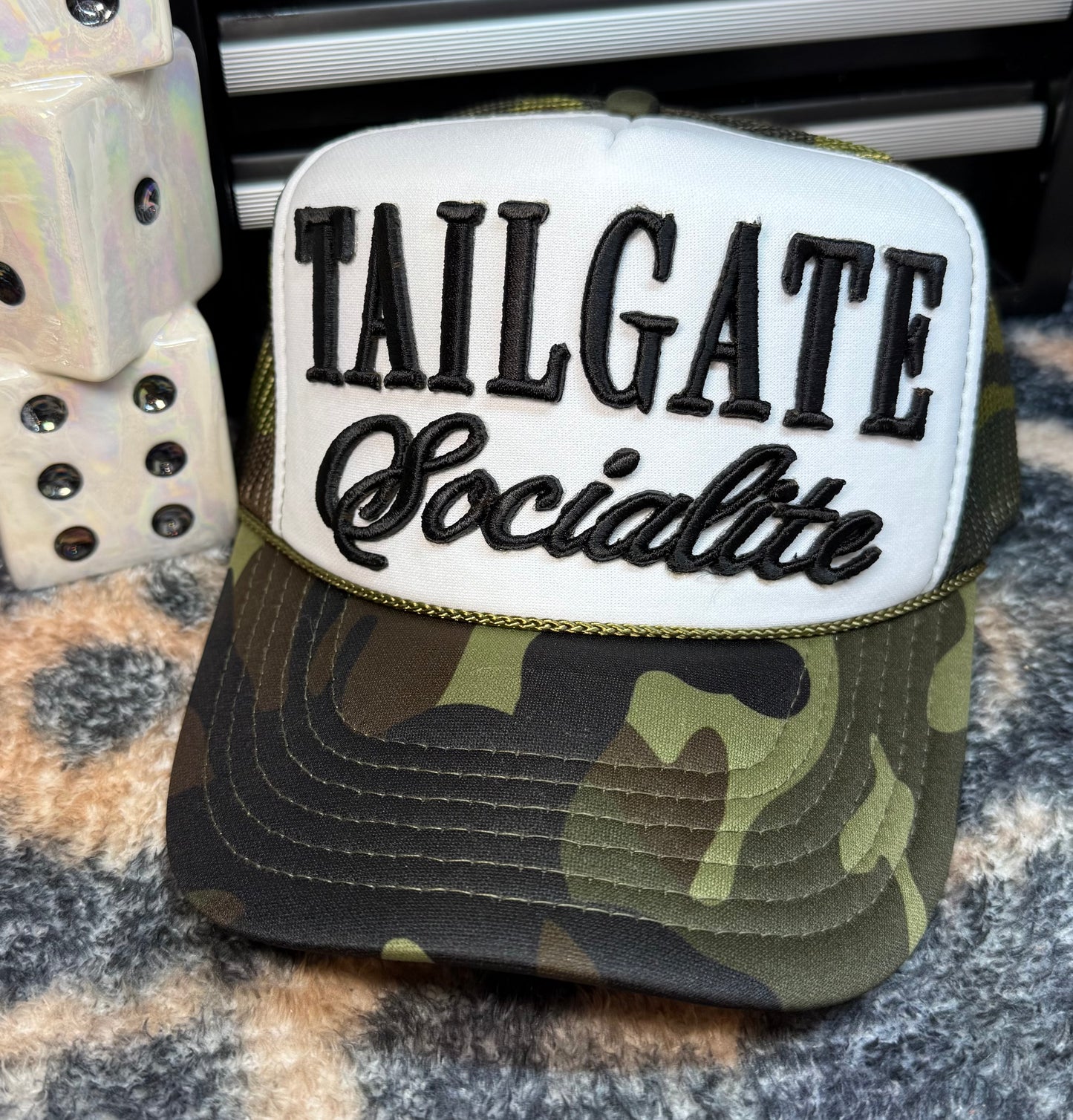 TAILGATE SOCIALITE